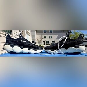 Nike mens & womens Black&White Sneakers women’s size 11.5 men’s size 10